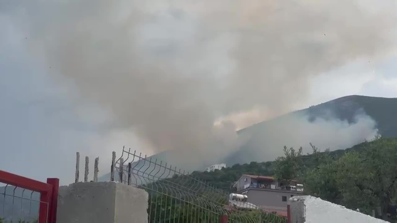 Zjarri në Borsh del jashtë kontrollit, flakët afrohen pranë zonave të banuara