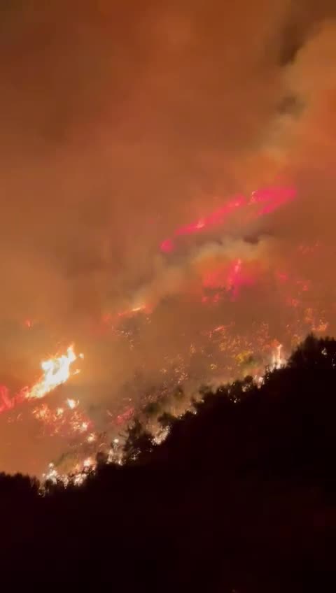 Zjarri pranë 'Syrit të Kaltër' kërcënon banorët