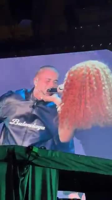 Last night Justin Bieber surprised everyone in LA by joining SZA live on stage. #justinbieber