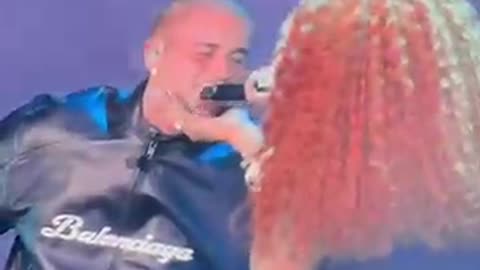 Last night Justin Bieber surprised everyone in LA by joining SZA live on stage. #justinbieber