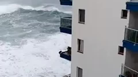 Des vagues détruisent plusieurs balcons