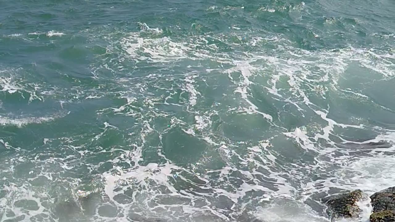 Power of the Sea: Waves Crashing Against Rocks in 4K