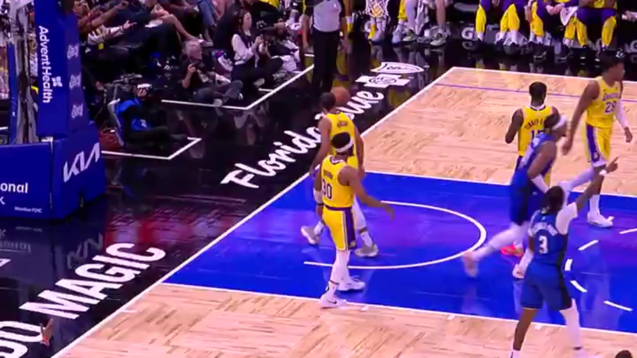 NBA Paolo hits the triple for 23 and for a double-digit lead!