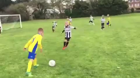 Un gardien de but se fait aider par son père