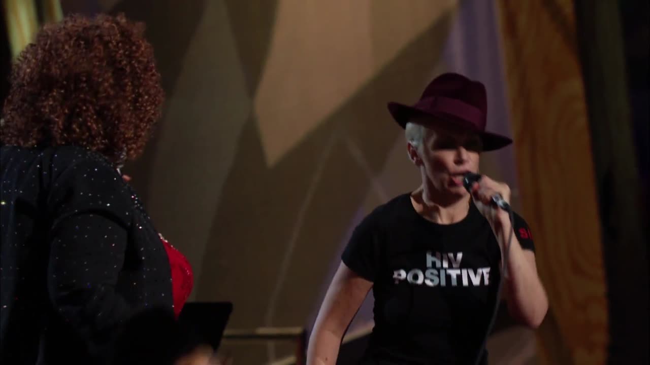 Chain Of Fools with Annie Lennox - Aretha Franklin (live)