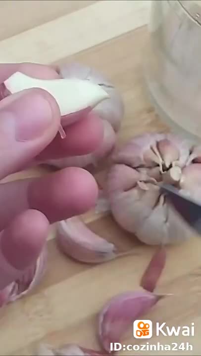 aprendendo a descascar alho diferente.mp4