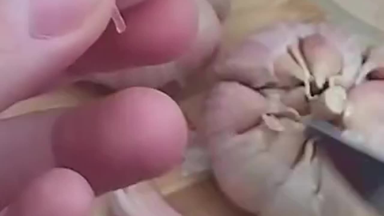 aprendendo a descascar alho diferente.mp4