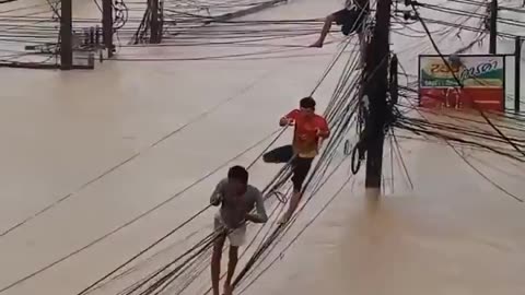 Floodwaters in Hat Yai, Songkhla province have surged to 1.5–3 meters, forcing authorities