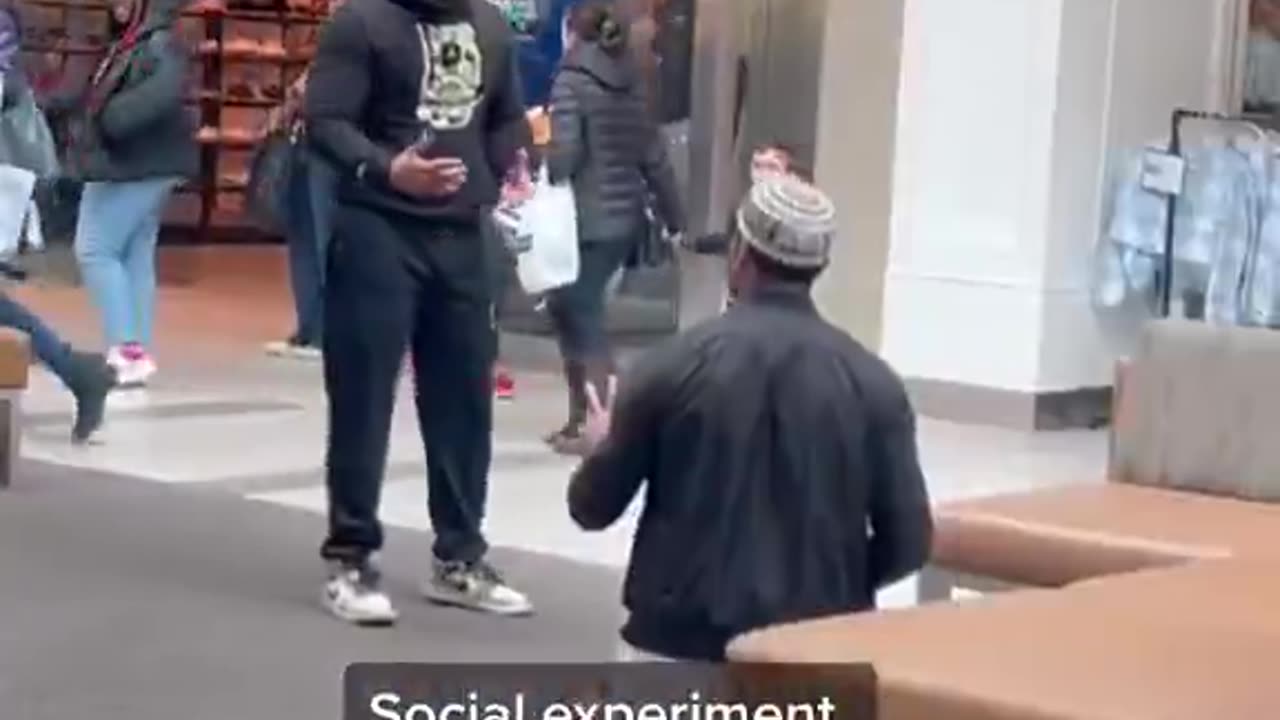 Muslim man gets called out for praying in the mall