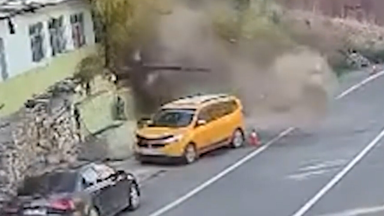 Roca gigante cae con violencia y se salva por unos metros