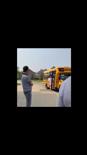 Male Elementary School Bus Driver ‘Lolita Line’ dressed in School Girl Outfit Confronted by Parents
