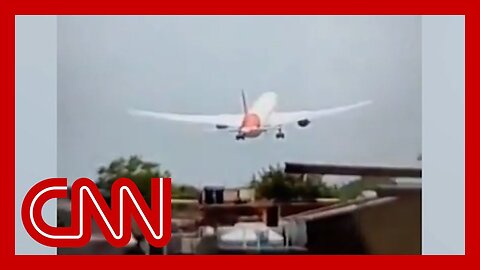 Aviation experts react to video showing plane just before crash