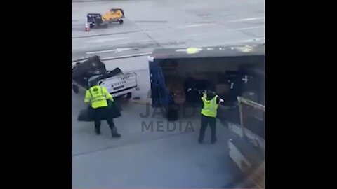 Airport Breaks #Artist's #Guitar, He Strikes Back with a Soothing Musical Revenge #travel #japd