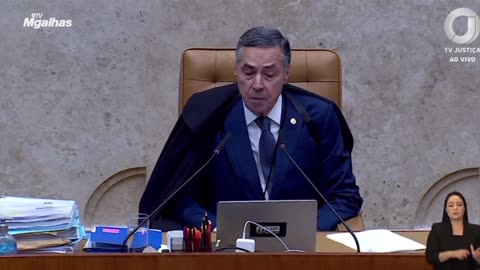 MARSIGLIA: Eu, e muitos de nós aqui, ministro, também vivemos uma ditadura. Posso te dar uma lista de jornalistas exilados, de veículos de imprensa perseguidos, posso te contar da morte do Clezão e da tortura a Filipe Martins, a serem investigadas. E