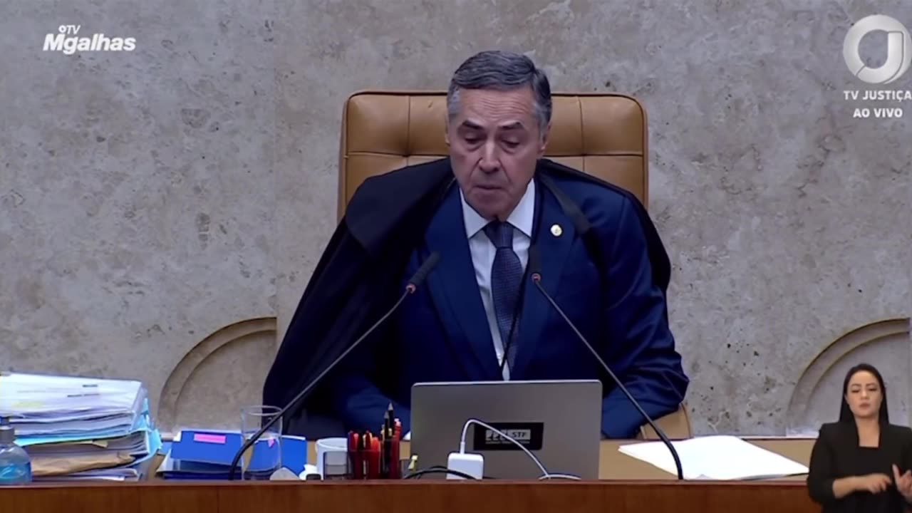 MARSIGLIA: Eu, e muitos de nós aqui, ministro, também vivemos uma ditadura. Posso te dar uma lista de jornalistas exilados, de veículos de imprensa perseguidos, posso te contar da morte do Clezão e da tortura a Filipe Martins, a serem investigadas. E