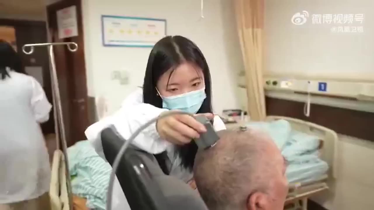 UOMO COLLEGATO A UNA MACCHINA SCRIVE IN CINESE ATTRAVERSO IL PENSIERO, PORTE CEREBRALI UMANE FUTURE