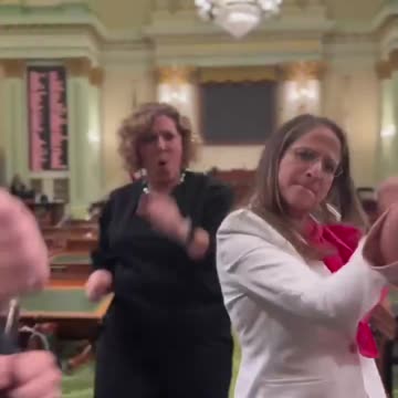 While California turns into a flaming pile of shit… Democrat politicians be like this. 🤦🏻‍♂️