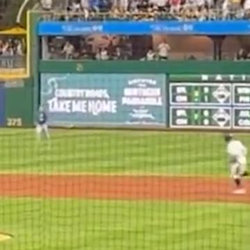Spectator falls from the stands during Pirates game