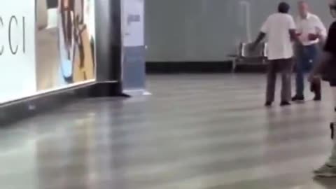 🇮🇹 28-year-old man set fire to check-in desks and smashing monitors