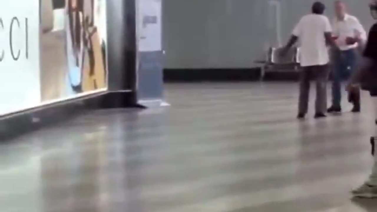 🇮🇹 28-year-old man set fire to check-in desks and smashing monitors