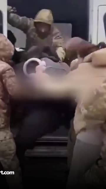 Reclutadores ucranianos desatan ola de violencia contra mujeres que intentan proteger a hombres