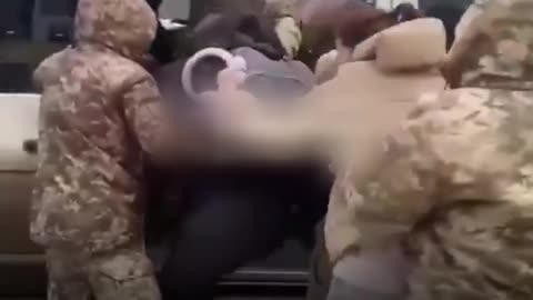 Reclutadores ucranianos desatan ola de violencia contra mujeres que intentan proteger a hombres