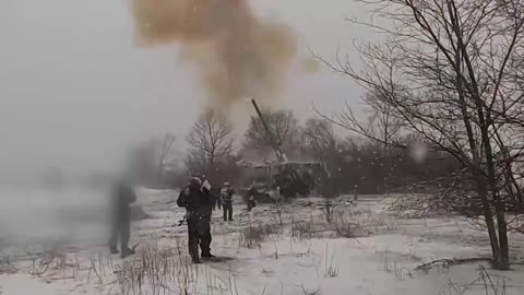 Crew Operates a 203 mm SPG "2S7 Pion" Near Kupyansk