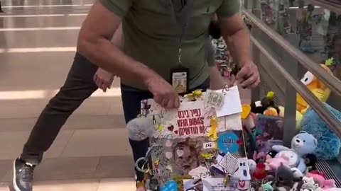 A deeply emotional moment at Ben Gurion Airport Yarden Bibas arrived to the
