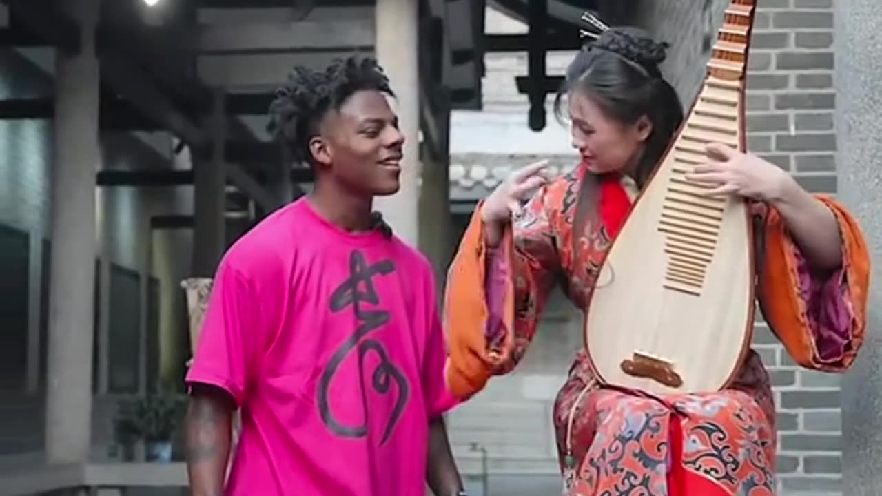 Speed couldn’t believe her strumming ability 😳❤️‍🩹 #Ishowspeed #speed