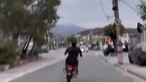 Insane Brazilian Biker Tricks 🇧🇷🔥 One-Wheel, No Hands & High-Speed Stunts Through Traffic!