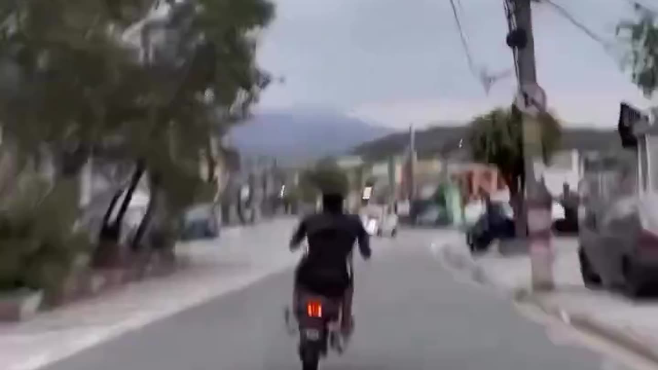 Insane Brazilian Biker Tricks 🇧🇷🔥 One-Wheel, No Hands & High-Speed Stunts Through Traffic!