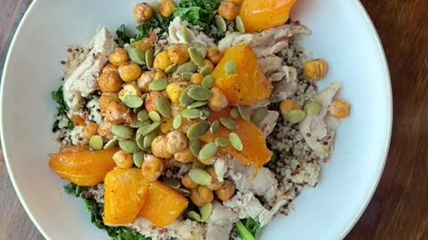 🍗🥗 Indulge in a wholesome meal with this Grilled Chicken with Quinoa & Roasted Veggies dish!