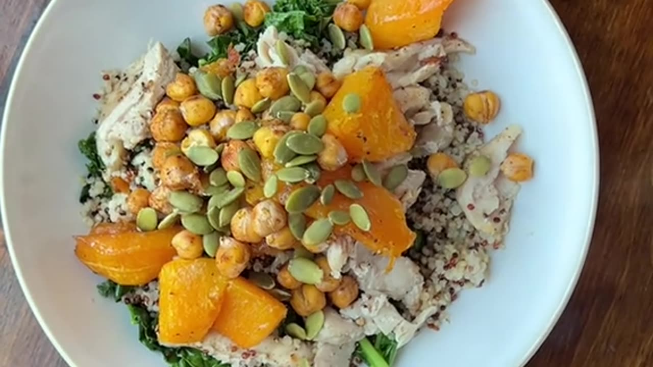 🍗🥗 Indulge in a wholesome meal with this Grilled Chicken with Quinoa & Roasted Veggies dish!