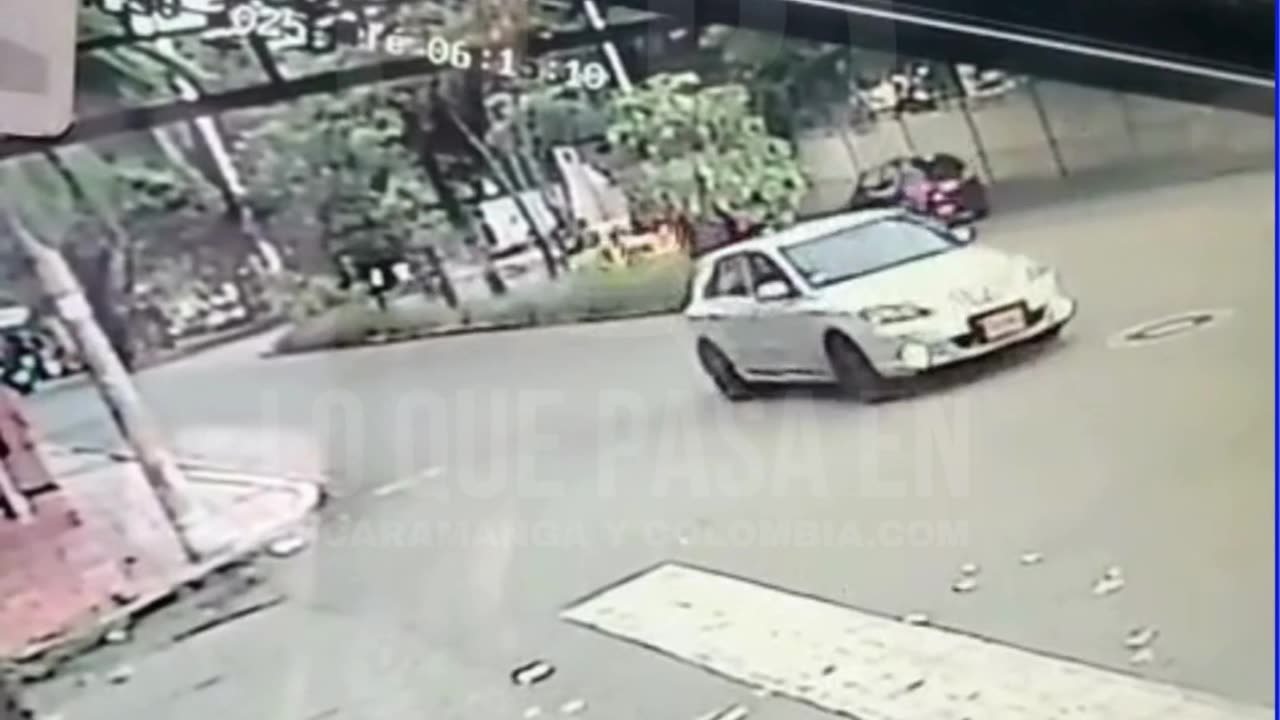 Momento exacto en que conductor arrolla a una mujer a las afueras del batallón