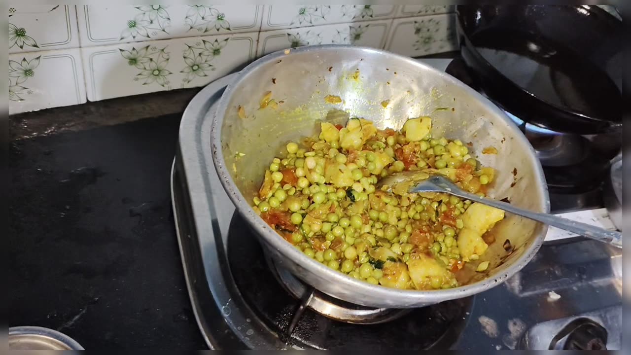 Indian cooking aalu mattarveg and pakoda