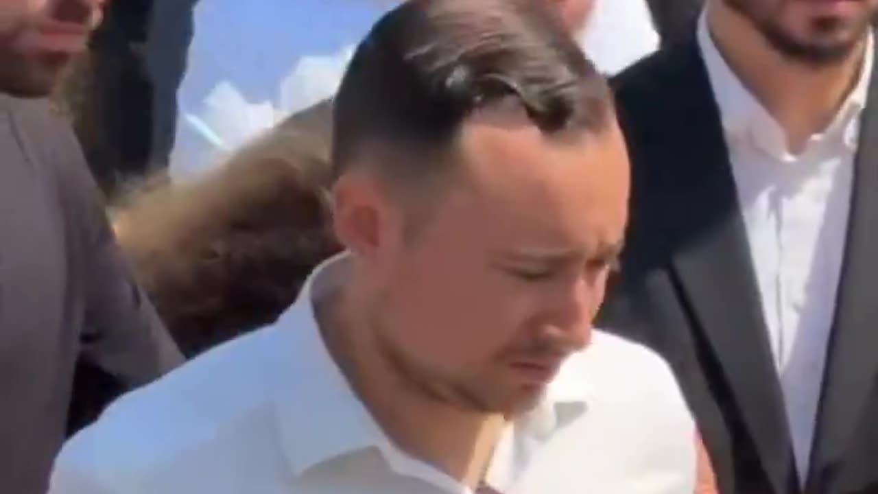 Diogo Jota's wife, devastated, holding her husband's coffin 11 days after their wedding.