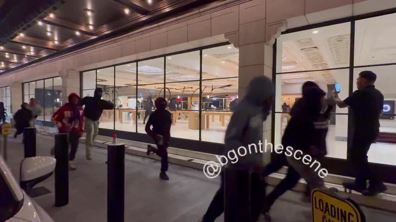 Apple store in downtown LA being looted