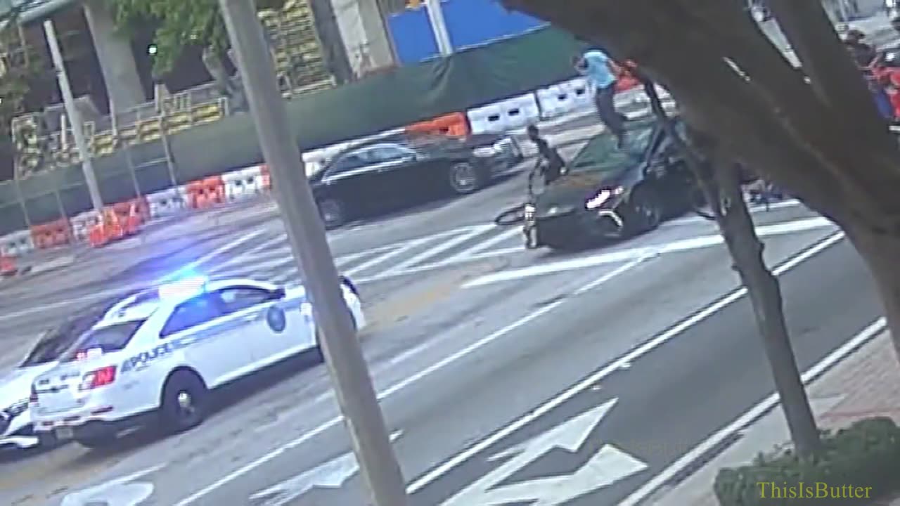 Officer suspended after video shows her in cruiser while cyclists beat up man
