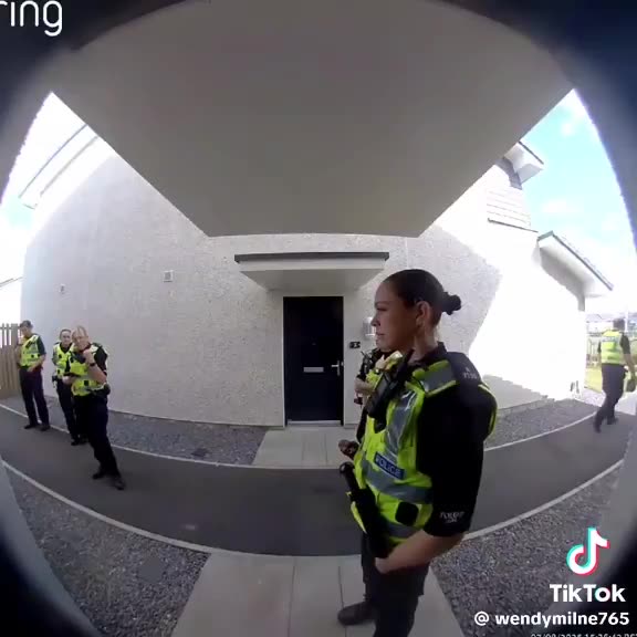 8 police officers break into a Scottish womans house over a facebook post