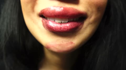 Glasskissing with different shades of lipstick