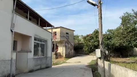 Fëmijët e Gjirokastrës zhvendosen në ambulancë, shkolla s’përdoret prej vitesh"