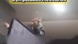 Mujer extranjera escupe a trabajadores mexicanos