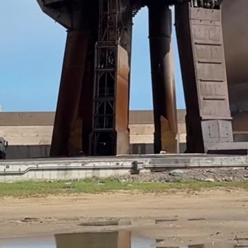 Dat crab is still trespassing and guarding starship