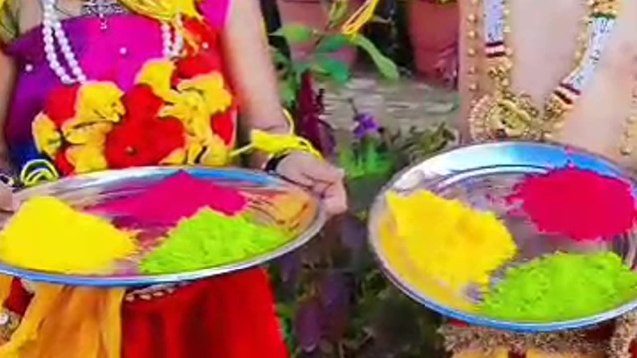 Chota bacha holi khelta hua