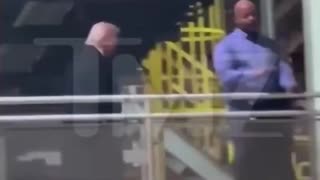 Donald Trump hace gesto obsceno a trabajador