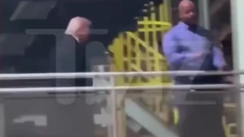 Donald Trump hace gesto obsceno a trabajador