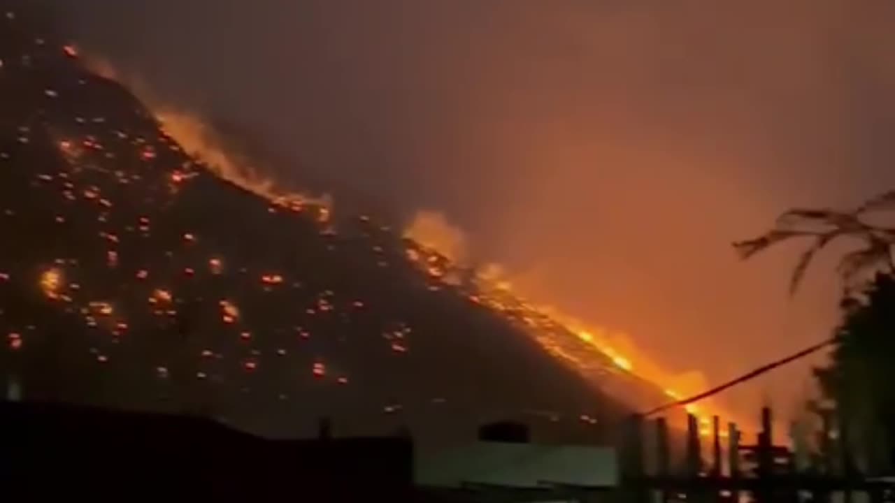 🚨A massive forest fire has broken out in Dirang town of Arunachal Pradesh, India 🇮🇳 (24.04.2025)