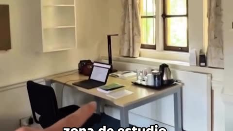 Una estudiante muestra con sorpresa su habitación en Oxford