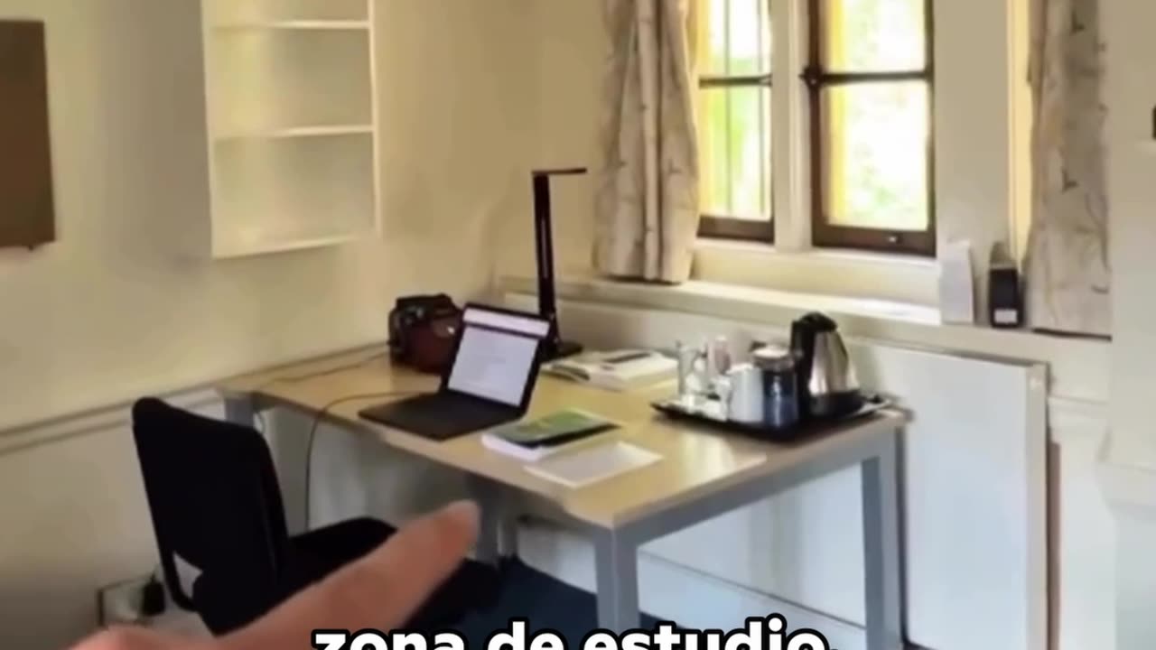 Una estudiante muestra con sorpresa su habitación en Oxford