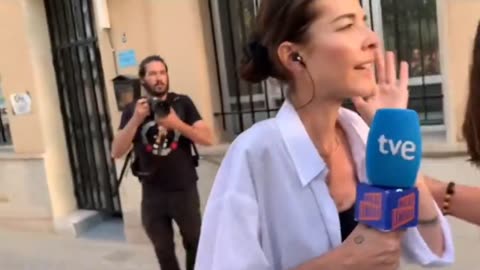 Far-left mainstream journalists are chased away by Spanish patriots.